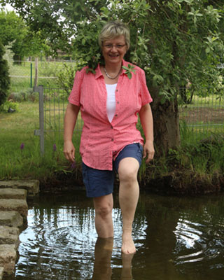 Petra Burneleit beim Wassertreten